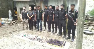 নরসিংদীতে এসআরবি’র অভিযান; অস্ত্র, গুলি, মাদক বিক্রির টাকা উদ্ধার